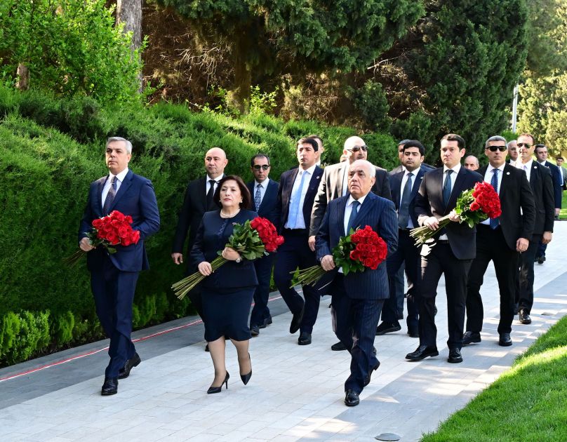 Azerbaijan's state and government officials pay tribute to National Leader Heydar Aliyev